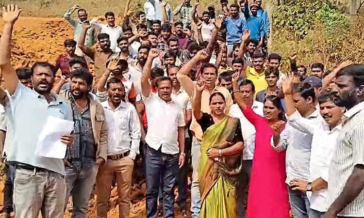 Chikkamagaluru: ರಾಣಿ ಝರಿಗೆ ಟಿಕೆಟ್ ವಸೂಲಿ... ಇಲಾಖೆ ವಿರುದ್ಧ ಸ್ಥಳೀಯರ ಪ್ರತಿಭಟನೆ