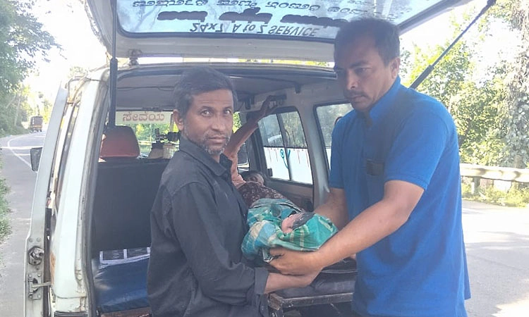 ಆಂಬ್ಯುಲೆನ್ಸ್​ನಲ್ಲೇ ಗಂಡು ಮಗುವಿಗೆ ಜನ್ಮ ನೀಡಿದ ಮಹಿಳೆ