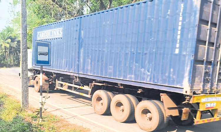 Kundapura: ಕಂಟೇನರ್‌ಗಳ ಓಡಾಟಕ್ಕೆ ನಿಯಂತ್ರಣ ಬೇಕು