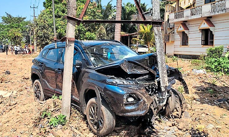 Thekkatte ರಾ.ಹೆ.66: ಕಾರು ಢಿಕ್ಕಿ; ಸಂಪೂರ್ಣ ಜಖಂ