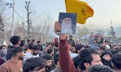 ಖಮೇನಿ ಹತ್ಯೆ ಖಂಡಿಸಿ ಕಾಶ್ಮೀರದಲ್ಲಿ ಪ್ರತಿಭಟನೆ: ಸಾವಿರಾರು ಮಂದಿ ಭಾಗಿ: Video 