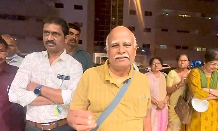 ಯುದ್ಧ ಭೀತಿ: ವಿಮಾನ ನಿಲ್ದಾಣದ ಹೊರಗೆ ಸಿಲುಕಿದ ಬಳ್ಳಾರಿಯ 50 ಪ್ರವಾಸಿಗರ ಪರದಾಟ