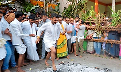 ಕೆಂಡ ತುಳಿದು ಭಕ್ತಿ ಸಮರ್ಪಿಸಿದ ಕಾಂಗ್ರೆಸ್ ಅಭ್ಯರ್ಥಿ ಸಮರ್ಥ್ ಶಾಮನೂರು