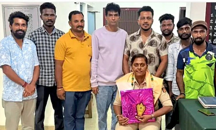 ಬಣಕಲ್ ಠಾಣಾ ಪಿ.ಎಸ್‌.ಐ.ರೇಣುಕಾ ವರ್ಗಾವಣೆ: ಯುವಕರಿಂದ ಆತ್ಮೀಯ ಬೀಳ್ಕೊಡುಗೆ