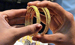 Puttur: ಗ್ರಾಹಕರಂತೆ ಬಂದು ಚಿನ್ನದ ಬಳೆ ಲಪಟಾಯಿಸಿದರು !