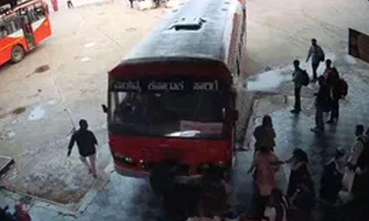 ಹಾವೇರಿಯಲ್ಲಿ ಪ್ರಯಾಣಿಕರ ಮೇಲೆ ಹರಿದ ಸಾರಿಗೆ ಬಸ್: ಬಾಲಕ ಸಾವು