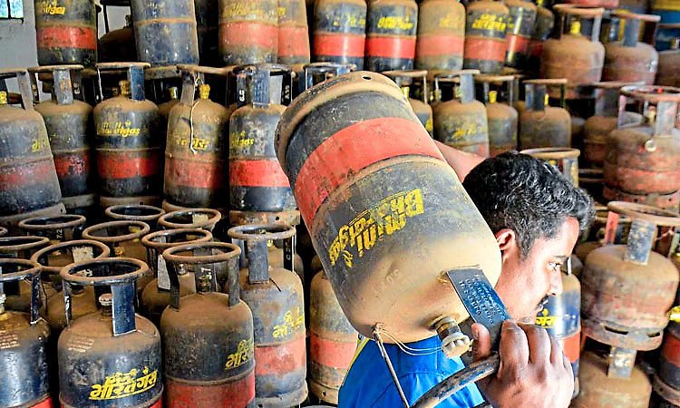 ವಿಮಾನ ಇಂಧನ, ಖಾಸಗಿ ತೈಲ, ವಾಣಿಜ್ಯ ಎಲ್‌ಪಿಜಿ ಮತ್ತೆ ದುಬಾರಿ: ಗ್ರಾಹಕರಿಗೆ ಬಿಸಿ