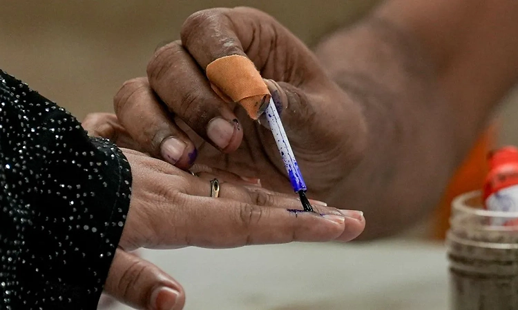 EC orders repoll in 15 booths of two Assembly constituencies of West Bengal on May 2