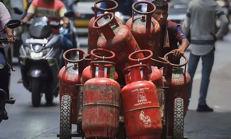 Commercial LPG: ಮೇ 1ರಿಂದ ಹೊಸ ದರ- ವಾಣಿಜ್ಯ ಬಳಕೆಯ ಎಲ್‌ ಪಿಜಿ ಬೆಲೆ ಮತ್ತಷ್ಟು ದುಬಾರಿ!