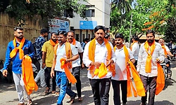 Hubli: ಹಿಜಾಬ್‌ ನಿಷೇಧ ರದ್ದು ವಿರೋಧಿಸಿ ವಿದ್ಯಾರ್ಥಿಗಳಿಗೆ ಕೇಸರಿ ಶಾಲು ಹಂಚಿದ ಕಾರ್ಯಕರ್ತರು