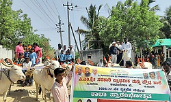 Yadgiri: ಎತ್ತಿನ ಗಾಡಿಯಲ್ಲಿ ಶಿಕ್ಷಕರು-ಮಕ್ಕಳು ಶಾಲೆಗೆ ಆಗಮನ