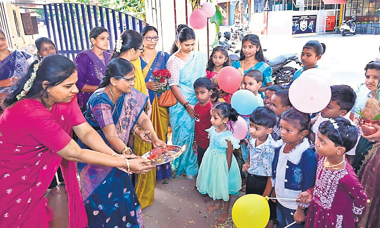 ಕರಾವಳಿ: ಮಕ್ಕಳೆಲ್ಲಾ ಹಾಜರು, ಮಳೆರಾಯ ಗೈರು ಹಾಜರು !
