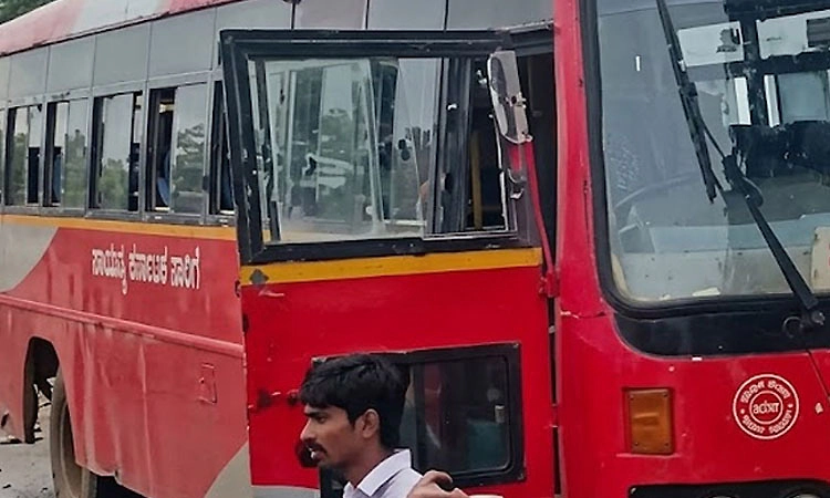 ಲಾರಿ-ಬಸ್ ಡಿಕ್ಕಿ: ಕಿಟಕಿ ಹೊರಗೆ ತಲೆ ಹಾಕಿದವನ ರುಂಡ ಕಟ್‌