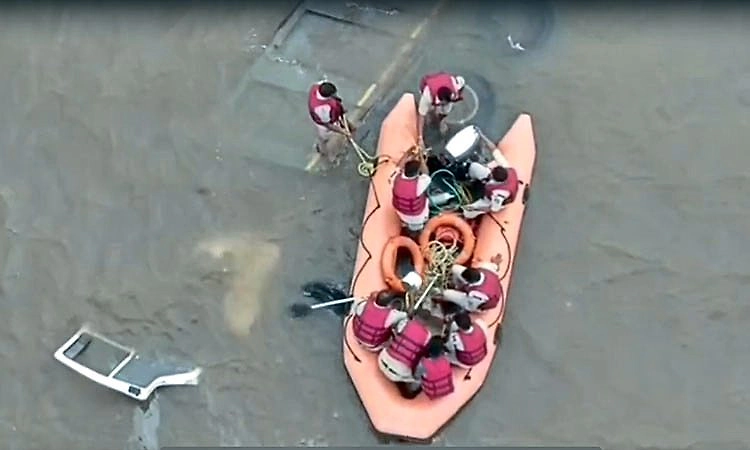 ಕೊಲ್ಹಾರ ಸೇತುವೆಯಿಂದ ಕೃಷ್ಣಾ ನದಿಗೆ ಬಿದ್ದ ಟಿಪ್ಪರ್: ಓರ್ವನ ರಕ್ಷಣೆ, ಚಾಲಕನಿಗಾಗಿ ಹುಡುಕಾಟ