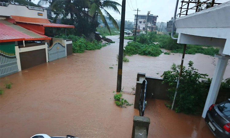 ಶಿರಸಿ ನಗರದಲ್ಲಿ ಧಾರಾಕಾರ ಮಳೆ:ತಗ್ಗಿನ ಮನೆಗಳು ಜಲಾವೃತ