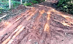 ಅನಾರೋಗ್ಯ ಕಾಡಿದರೆ 1 ಕಿ.ಮೀ. ಹೊತ್ತೇ ಸಾಗಬೇಕು!
