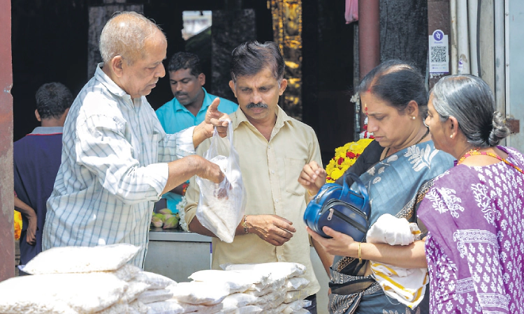 ಸಂಜೆ ಹೊತ್ತಿಗೆ ರಥಬೀದಿಯಲ್ಲಿ ಕಳೆಗಟ್ಟುವ ಸಂತೆ