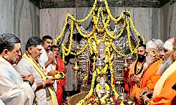 ಮುಂದಿನ 8 ರಿಂದ 10 ವರ್ಷ ಡಿ.ಕೆ. ಶಿವಕುಮಾರ್ ಅವರೇ ಸಿಎಂ: ನೊಣವಿನಕೆರೆ ಶ್ರೀ ಭವಿಷ್ಯ