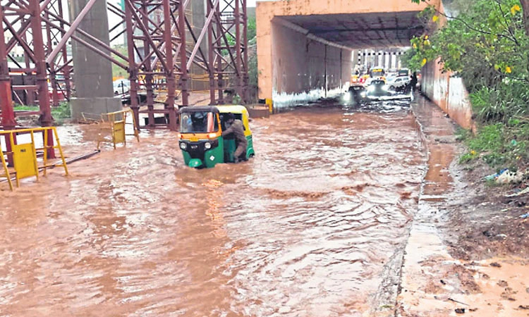 ಬೆಂಗಳೂರು:ನಗರದದಲ್ಲಿ ಸತತ ಮಳೆ,ಮರ ಬಿದ್ದು ಬಸ್‌, ಟ್ರಕ್‌,ಬೈಕ್‌ ಜಖಂ
