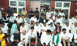 ಎಸ್‌ಐಆರ್‌ ಧರಣಿಯಲ್ಲಿ ಸಂಪುಟವೇ ಭಾಗಿ: ರಸ್ತೆ ಸಂಚಾರ ಸ್ತಬ್ಧ