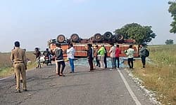 Raichur: ಗಾಜು ತುಂಬಿದ ಲಾರಿ ಪಲ್ಟಿ; ಟ್ರಾಫಿಕ್ ಸಮಸ್ಯೆ