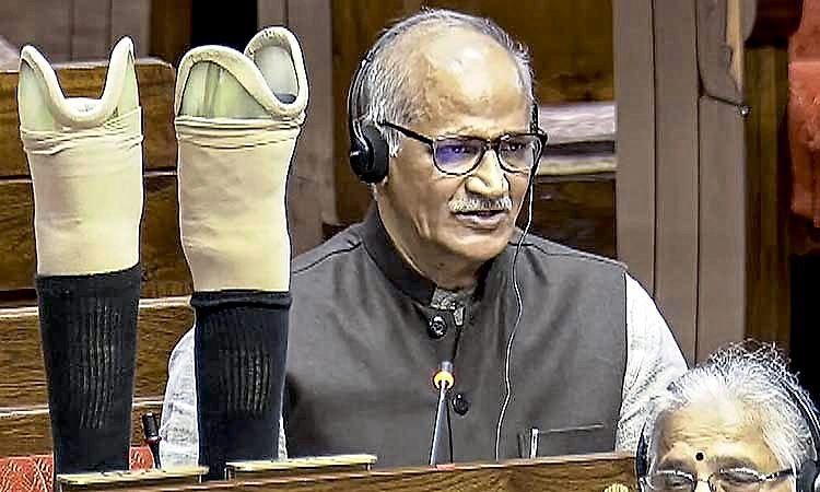 ರಾಜ್ಯಸಭೆಯಲ್ಲಿ ಕೃತಕ ಕಾಲುಗಳನ್ನು ಪ್ರದರ್ಶಿಸಿದ ಸಂಸದ: ಕೋಲಾಹಲ