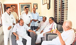 ಬಂಟ್ವಾಳ: ಜನಾರ್ದನ ಪೂಜಾರಿ ಭೇಟಿ ಮಾಡಿದ ವೀರಪ್ಪ ಮೊಯ್ಲಿ