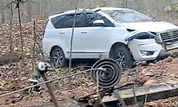 Car crashes into electric pole near Haregali in Dandeli, minor injuries reported