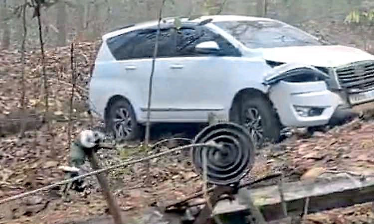 Car crashes into electric pole near Haregali in Dandeli, minor injuries reported