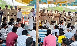 ಕಡೇಚೂರು-ಬಾಡಿಯಾಳ ಕೈಗಾರಿಕಾ ಪ್ರದೇಶಕ್ಕಾಗಿ ಭೂಮಿ ಕಳೆದುಕೊಂಡ ರೈತರಿಂದ ಪ್ರತಿಭಟನೆ