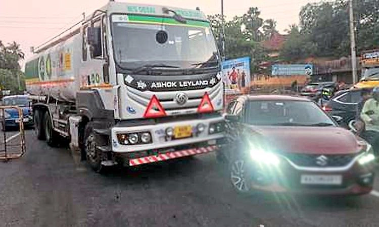 ಹಳೆಯಂಗಡಿ: ಕ್ಷಣಾರ್ಧದಲ್ಲಿ ಎರಡು ಪ್ರತ್ಯೇಕ ಅಪಘಾತ, ಹಲವು ಹೊತ್ತು ವಾಹನ ದಟ್ಟನೆ