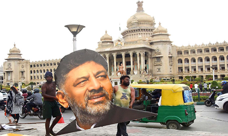 ಡಿ.ಕೆ.ಶಿವಕುಮಾರ್‌ ಸರಳ ಶಪಥ ಸಮಾರಂಭ: ಕಾರ್ಯಕರ್ತರಿಂದ ಅಬ್ಬರ