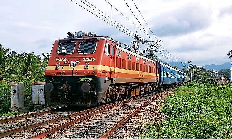 ರೈಲಿನಲ್ಲಿ ಅಕ್ರಮ ಮಾರಾಟದ ವಿರುದ್ಧ ವಿಶೇಷ ಕಾರ್ಯಾಚರಣೆ