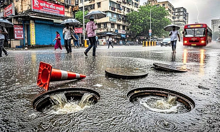 ಮುಂಬೈಯಲ್ಲಿ ಭಾರೀ ಮಳೆ: ಮೊಬೈಲ್‌ನಲ್ಲಿ ಮಾತನಾಡುತ್ತಾ ತೆರೆದ ಮ್ಯಾನ್‌ಹೋಲ್‌ಗೆ ಬಿದ್ದ ವ್ಯಕ್ತಿ