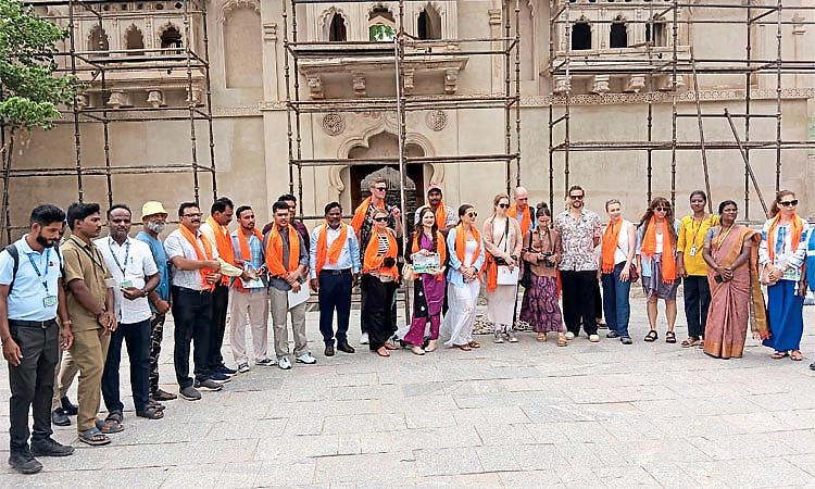 ಆನೆಗೊಂದಿ ಗಗನ ಮಹಲ್ ಸ್ಮಾರಕಕ್ಕೆ ಭೇಟಿ ನೀಡಿದ ಯುರೋಪ್ ಪ್ರವಾಸೋದ್ಯಮ ಇನ್‌ಫ್ಲೂಯೆನ್ಸರ್‌ ತಂಡ
