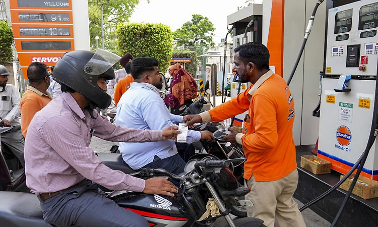 ಇನ್ನೂ ಎರಡ್ಮೂರು ತಿಂಗಳು ಪೆಟ್ರೋಲ್, ಡೀಸೆಲ್ ದರ ಇಳಿಯೋದು ಅನುಮಾನ?