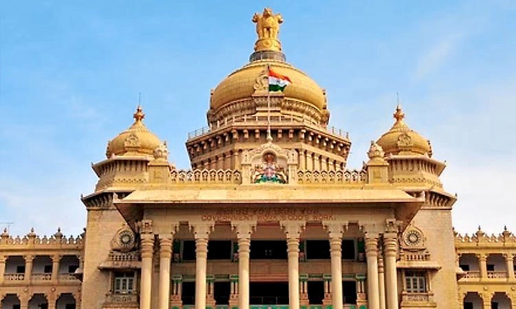 ಸಿಎಂ, ಸಚಿವರ ವಿಮಾನ ಯಾನಕ್ಕೆ 67 ಕೋಟಿ ವೆಚ್ಚ!      