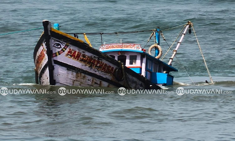 ಗಂಗೊಳ್ಳಿ ಅಳಿವೆ ಬಾಗಿಲಿನಲ್ಲಿ ಮತ್ತೊಂದು ಬೋಟು ಮುಳುಗಡೆ: ಆರು ಮೀನುಗಾರರ ರಕ್ಷಣೆ!