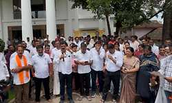 ಕೈ ಪ್ರತಿಭಟನೆ: ಶಾಸಕ ಸುನಿಲ್‌ ಕುಮಾರ್‌ ಕಚೇರಿಯಲ್ಲಿ ಜಮಾಯಿಸಿದ ಬಿಜೆಪಿ ಕಾರ್ಯಕರ್ತರು
