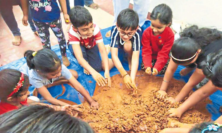 Bengaluru: ಮಣ್ಣಿನ ಗಣೇಶ ಮೂರ್ತಿ ತಯಾರಿಗೆ ನಗರದಲ್ಲಿ ಜಾಗೃತಿ, ತರಬೇತಿ