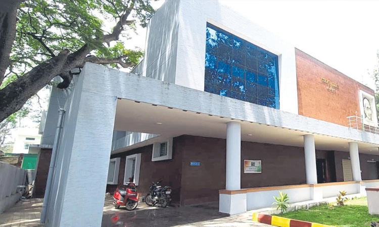 ಗಾಂಧಿ ಭವನ ಬಳಕೆಗಿಂತ ಬಾಗಿಲು ಮುಚ್ಚಿದ್ದೇ ಹೆಚ್ಚು!