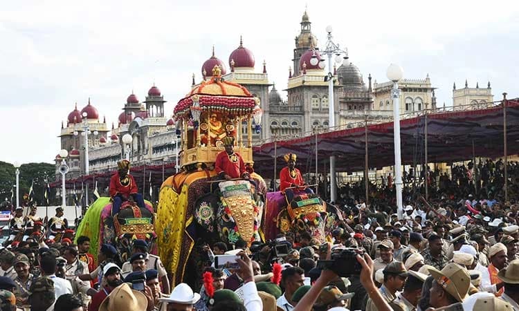 415ನೇ ಮೈಸೂರು ದಸರಾ ಸಂಪನ್ನ... ಗಜಪಡೆ, ಸ್ತಬ್ಧಚಿತ್ರಗಳು,  ಕಲಾತಂಡಗಳ ಮೆರವಣಿಗೆ