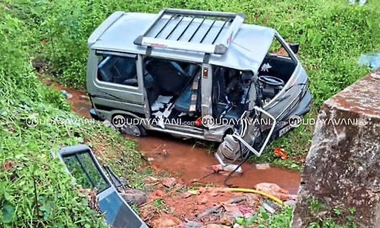Omni car overturns near Mani, driver seriously injured