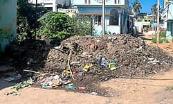 Gudibanda: ಪಟ್ಟಣ ಪಂಚಾಯತ್ ವತಿಯಿಂದ ಕಸ ರಸ್ತೆಗೆ; ಸ್ಥಳೀಯರ ಆಕ್ರೋಶ