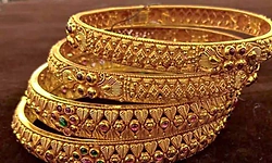 Gold futures climb Rs 1,853 to Rs 1.62 lakh/10g as weak dollar lift safe-haven asset
