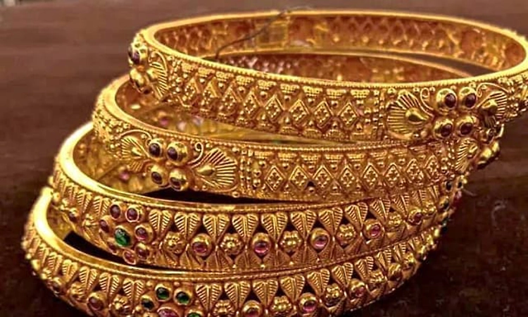 Gold futures climb Rs 1,853 to Rs 1.62 lakh/10g as weak dollar lift safe-haven asset