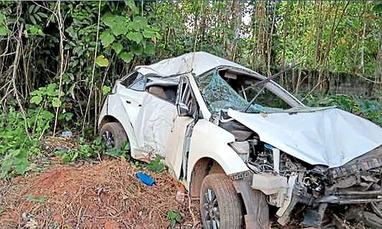 Karkala: ಹಿರ್ಗಾನ: ವಿದ್ಯುತ್ ಕಂಬಕ್ಕೆ ಕಾರು ಡಿಕ್ಕಿ, ಮೂವರಿಗೆ ಗಾಯ