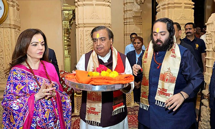 ಗುಜರಾತ್‌ನ ಸೋಮನಾಥ ದೇವಸ್ಥಾನಕ್ಕೆ ಭೇಟಿ ನೀಡಿದ ಮುಖೇಶ್ ಅಂಬಾನಿ ಕುಟುಂಬ