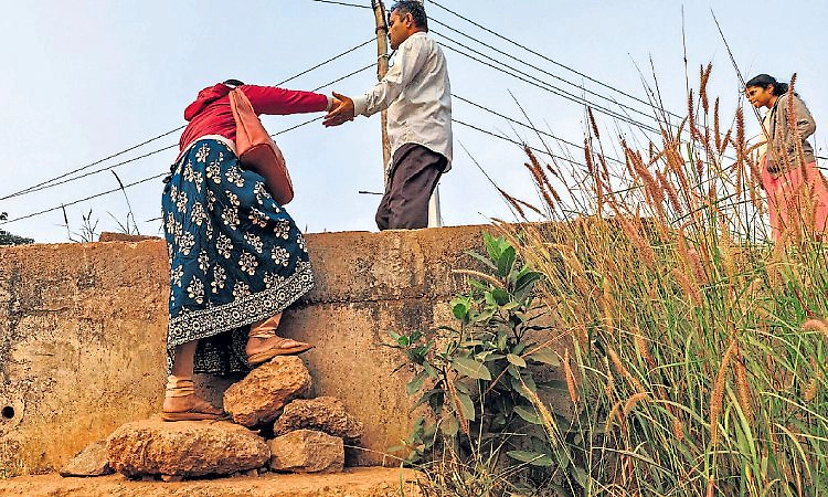 Indrali: ರಸ್ತೆ ದಾಟುವ ಕಷ್ಟಕ್ಕೆ ಕುರುಡಾಯ್ತೇ ಆಡಳಿತ?