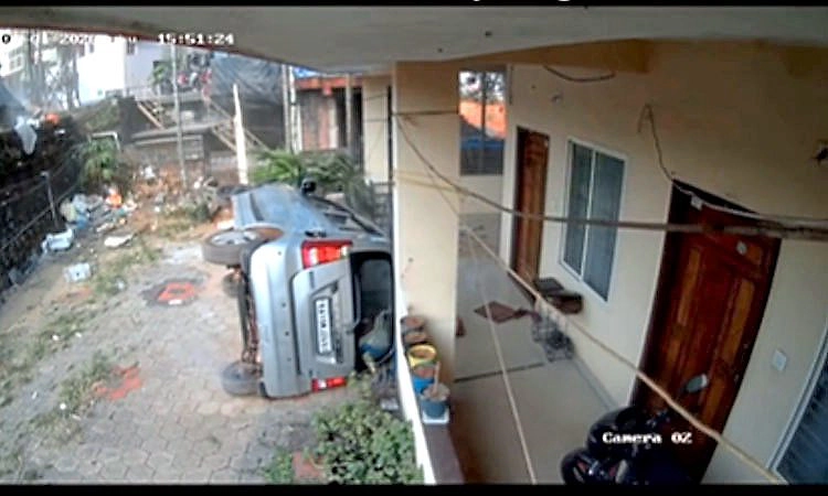 Mangaluru; ಮರಕಡ: ಕಾರಿನ ಟೈರ್ ಸ್ಪೋಟಗೊಂಡು ಪಲ್ಟಿ; ಧರ್ಮಗುರು ಪಾರು